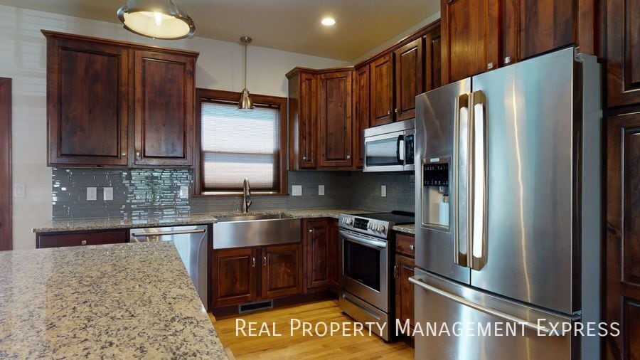 Building Photo - Beautiful 4 Bed 3.5 Bath House with 3-stall attached garage and fenced backyard on West side