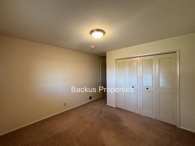 Building Photo - Wonderful three bedroom home in South Salinas