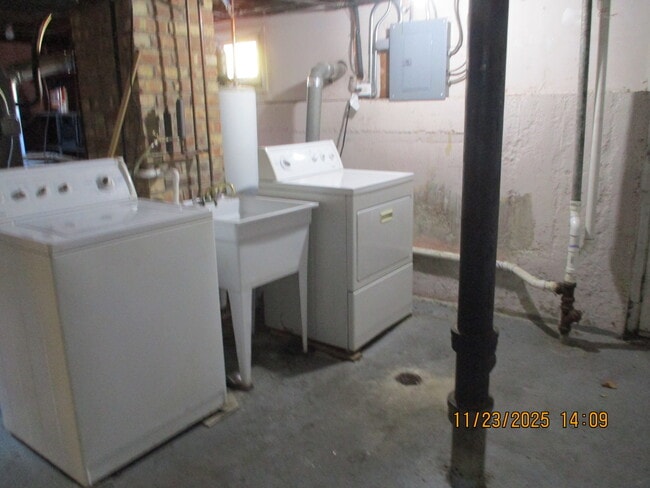 Building Photo - 9737 Warren Ave