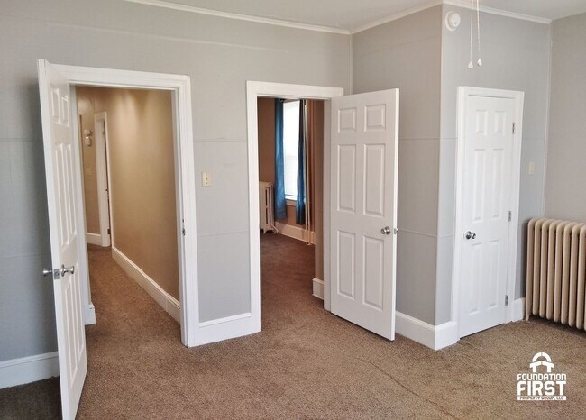 Building Photo - 5 Bed / 2 Bath Single Family Duplex