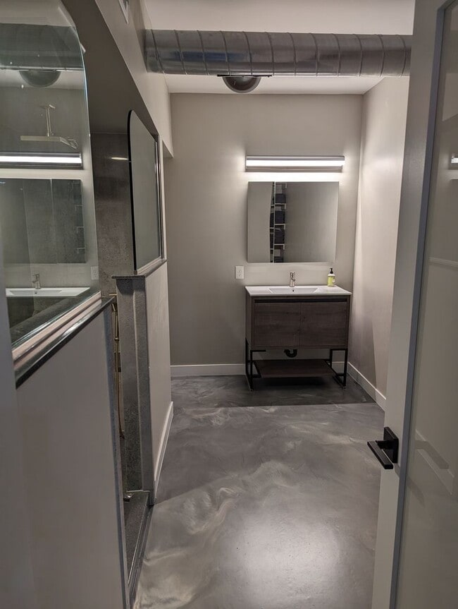 Building Photo - Executive Towers Condo Available for Rent!