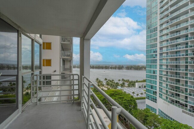 Building Photo - 2025 Brickell Ave