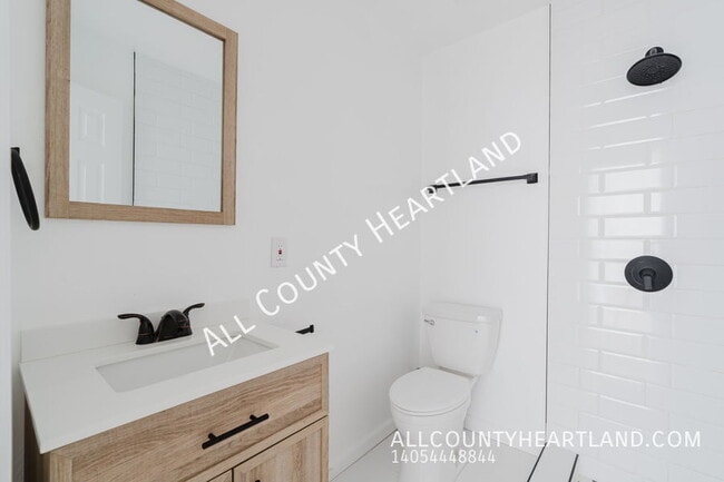 Building Photo - 2100 N Redmond Ave