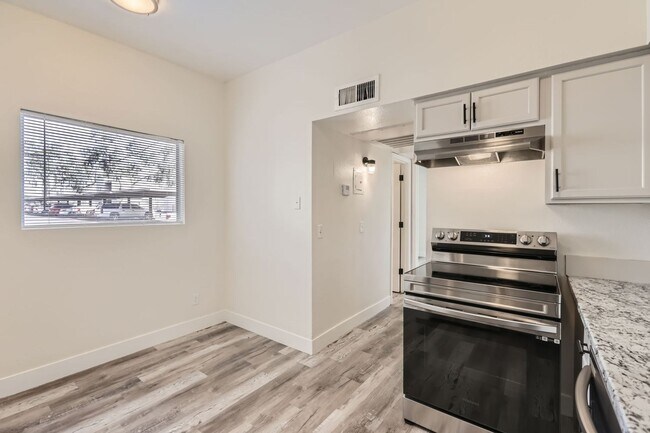 Building Photo - 2826 E Le Marche Ave