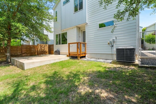 Building Photo - 705 N Bluff Dr