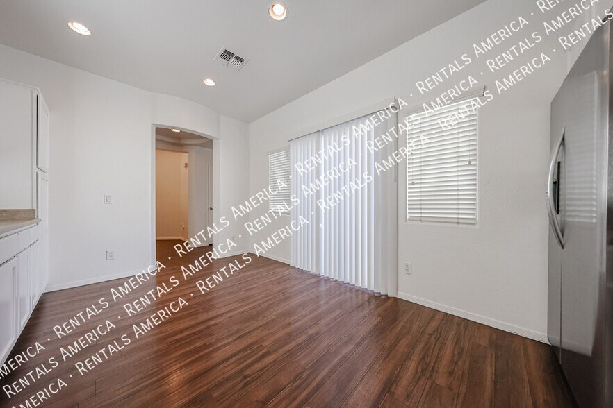 Building Photo - 4714 E Laurel Ave