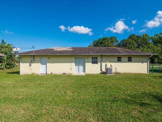 Building Photo - 1190 SE Puritan Ln