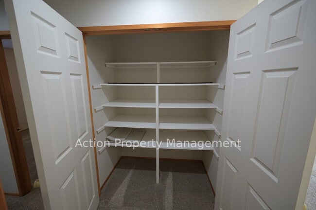 Building Photo - 2 bed 1 bath apartment in Port Angeles, close to Peninsula College and the Olympic National Par