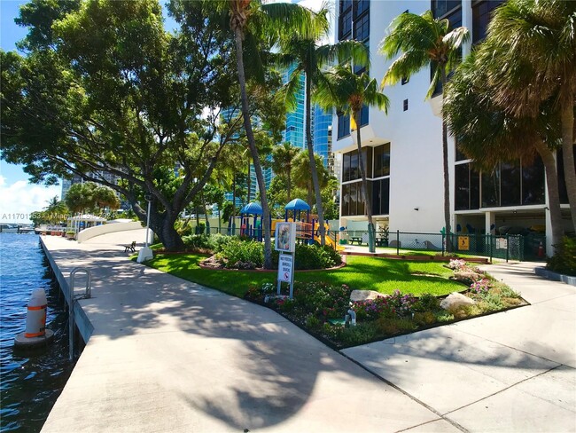 Building Photo - 1925 Brickell Ave