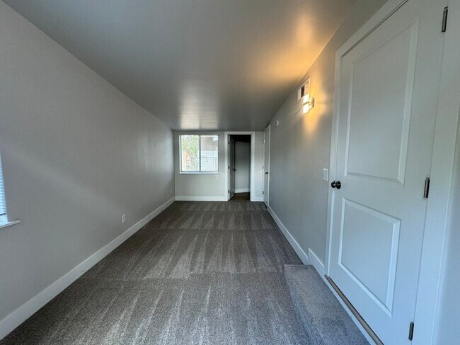 Building Photo - Beautiful Fully Updated 2 Bedroom 2 Bathroom Located in Roseville!