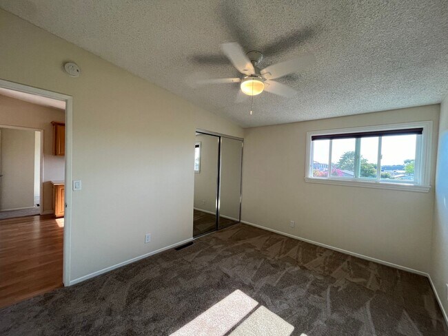 Building Photo - Lovely Home with 3 bedrooms, 2 bath plus o...