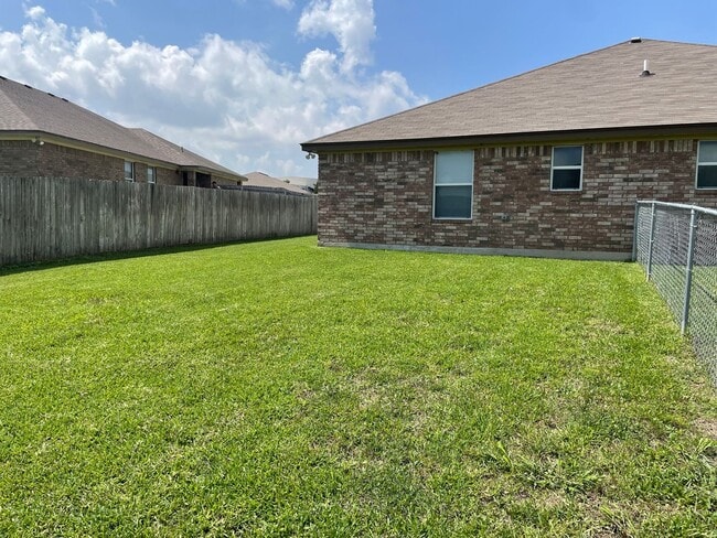 Building Photo - 202 Coby Dr