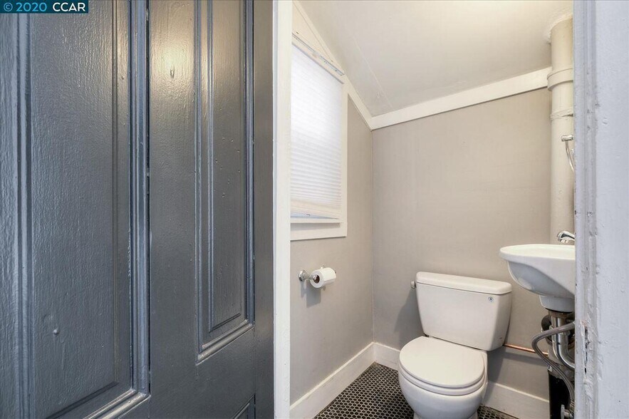 1/2 bath toilet - 694 25th St