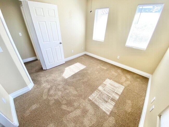 Building Photo - BEAUTIFUL 3 BEDROOM 2.5 BATHROOM 2 CAR GAR...