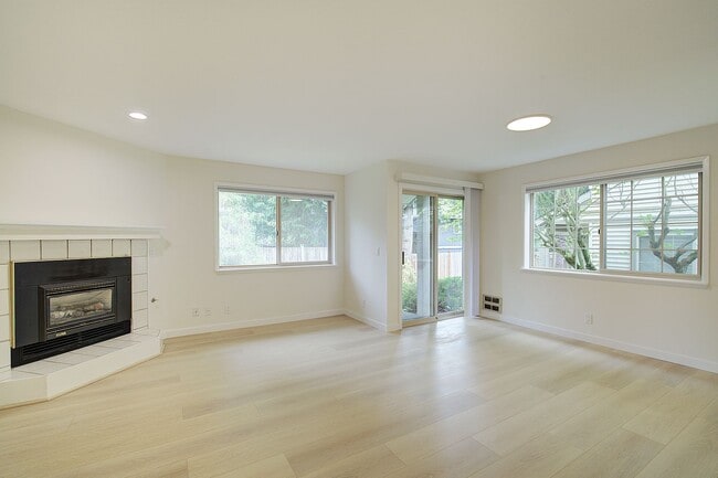 Building Photo - 2bd/2.5ba Kirkland Townhome