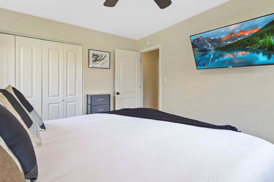 Building Photo - 9471 Sumac Rd