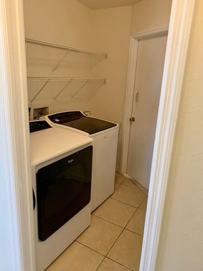 Building Photo - Priced to Rent 3/2