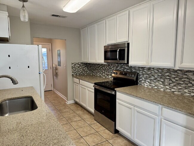 Building Photo - FRESHLY PAINTED 4 bedroom home in Lynn Haven!