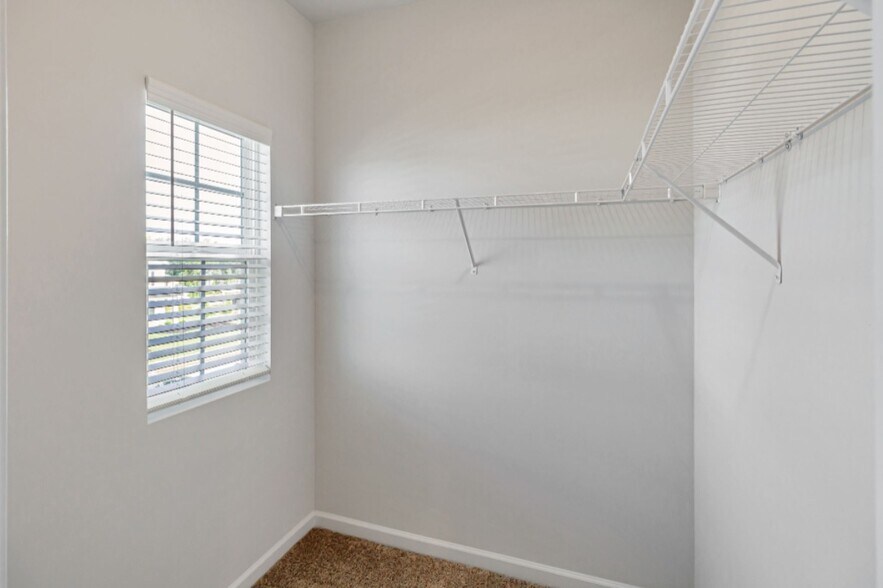 Building Photo - 220 Arwen Dr