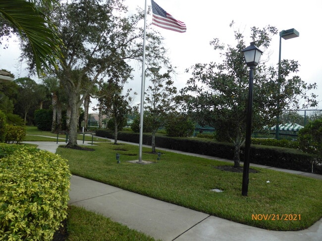 Building Photo - 8984 SE Hawks Nest Ct