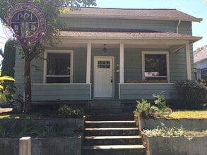 Building Photo - Beautiful Sellwood Bungalow in One of Portland's Most Desirable Neighborhoods. Pet friendly!