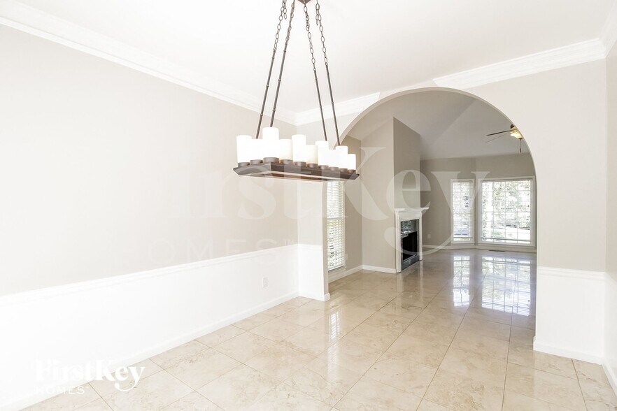 Building Photo - 224 Tennis Ct Ln