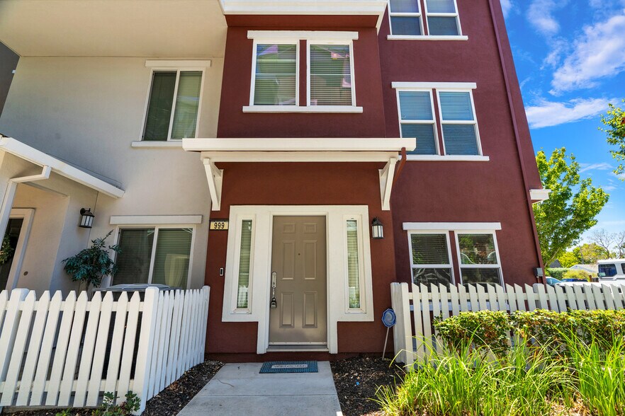 Building Photo - 999 Alta Mar Ter