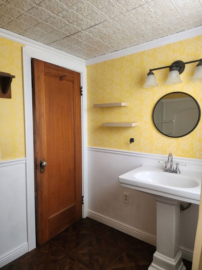 Building Photo - STUNNING 3 BEDROOM SINGLE FAMILY