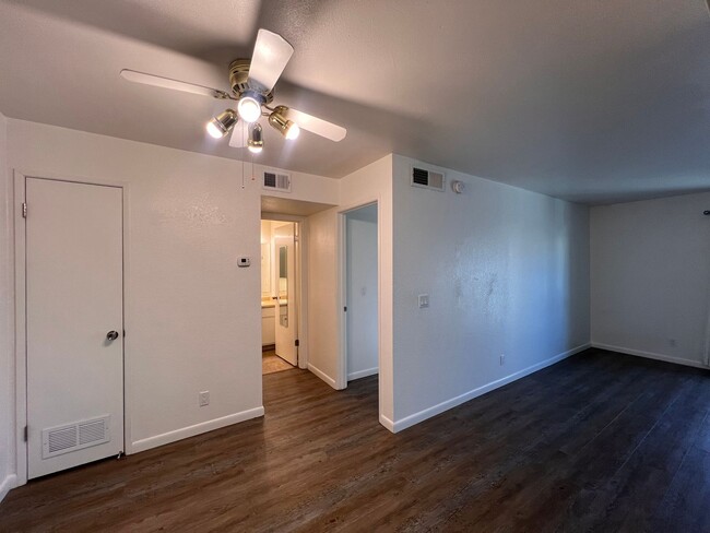 Building Photo - Cute 1 bedroom Reno apartment!