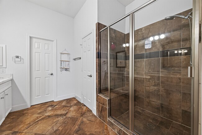 Building Photo - 2308 Bastrop St