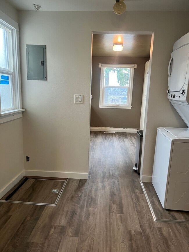 Building Photo - Renton 2 bedroom 1 bath home available now!