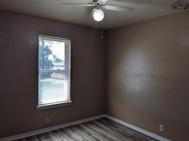 Building Photo - 1204 Lisa Ln