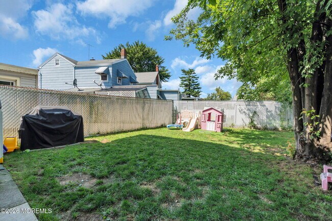 Building Photo - 253 1st St