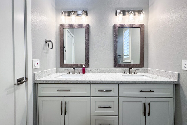 Building Photo - 3Bed/2.5 Ba House in Gated Community in No...