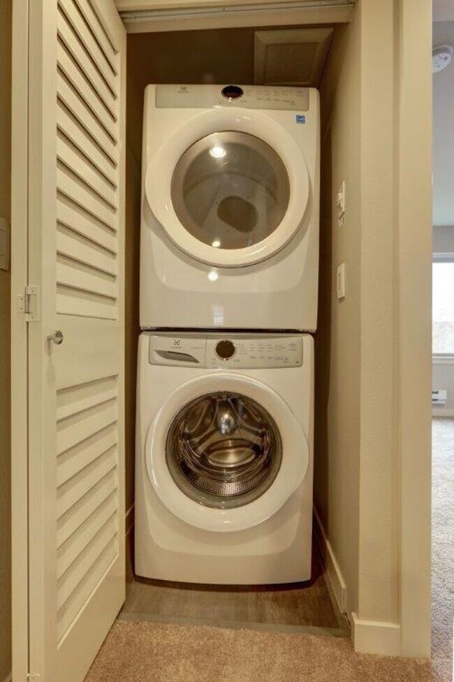 Building Photo - Immaculate and Spacious 2 Bedroom/1.75 Issaquah Townhome!