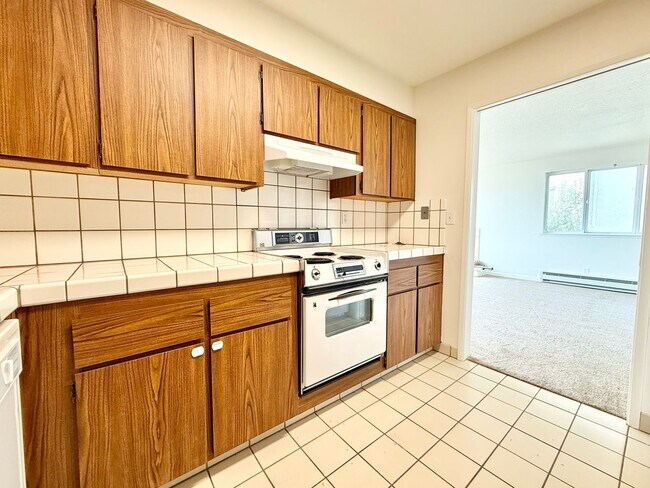 Building Photo - Recently Updated Condo with OCEAN VIEW - W...