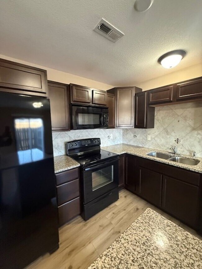 Building Photo - Luxury Townhomes