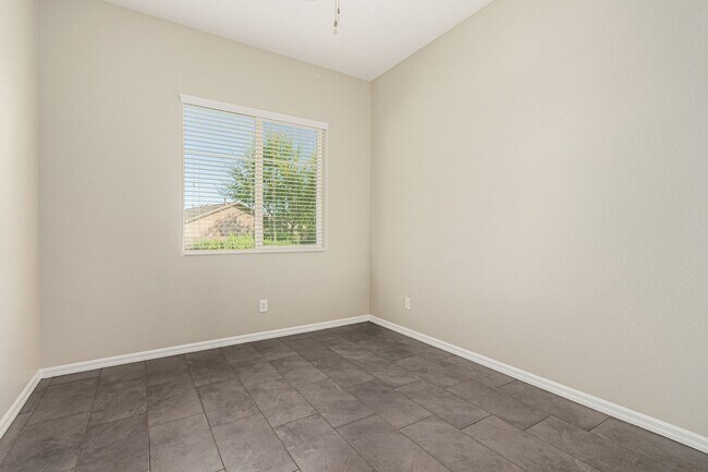 Building Photo - Anthem Highlands home with energy saving u...