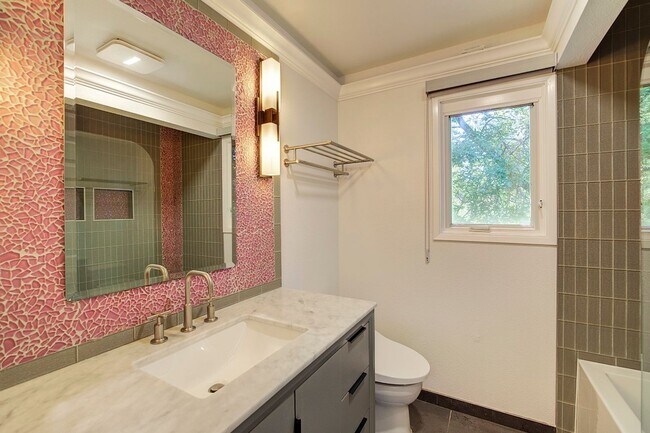 Building Photo - 4Bd/2.5Ba Mercer Island House