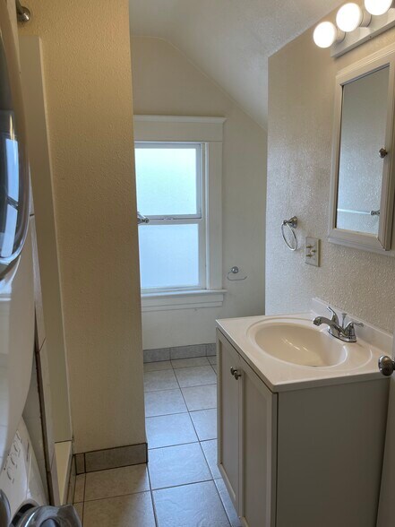 Building Photo - 412 S Mission St