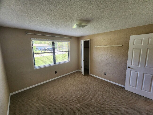 Building Photo - Beachside 3/2/1 Spacious Home