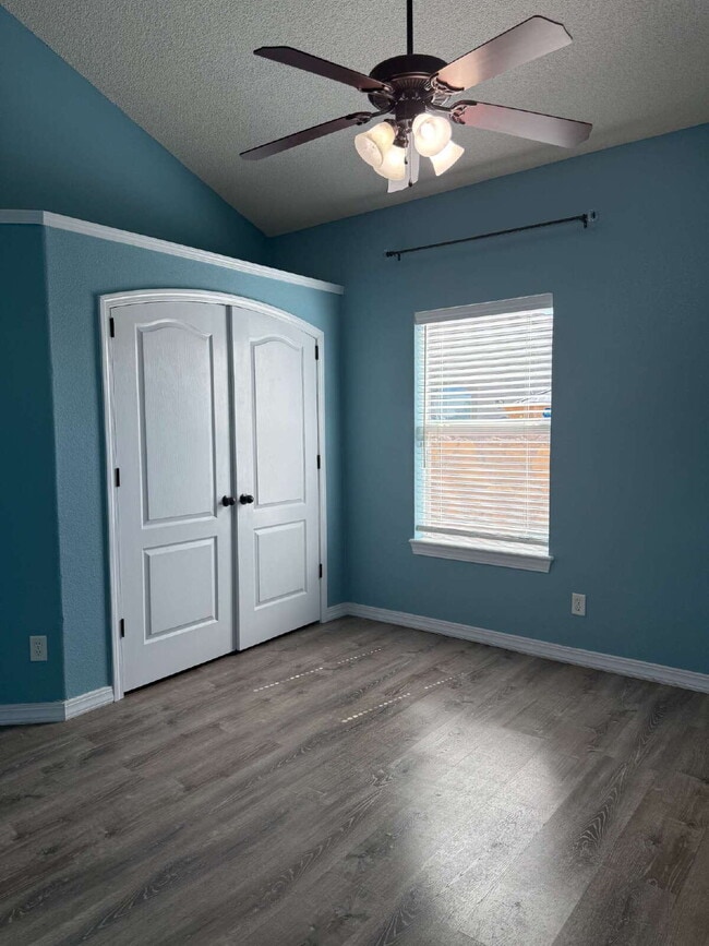 Building Photo - "Charming 3-Bedroom Retreat with 2 Full Ba...