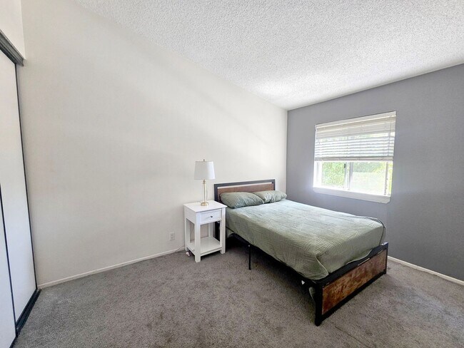 Building Photo - 2 bed/ 1.5 bath Townhouse with private garage