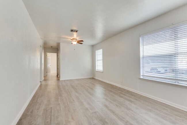 Building Photo - Stylish Duplex in Irving - HUGE Backyard!