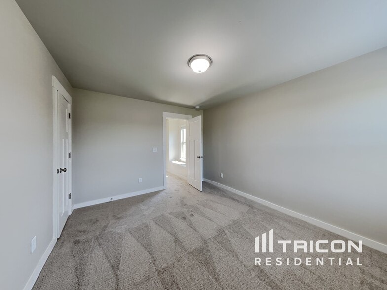 Building Photo - 4941 Kingdom Dr
