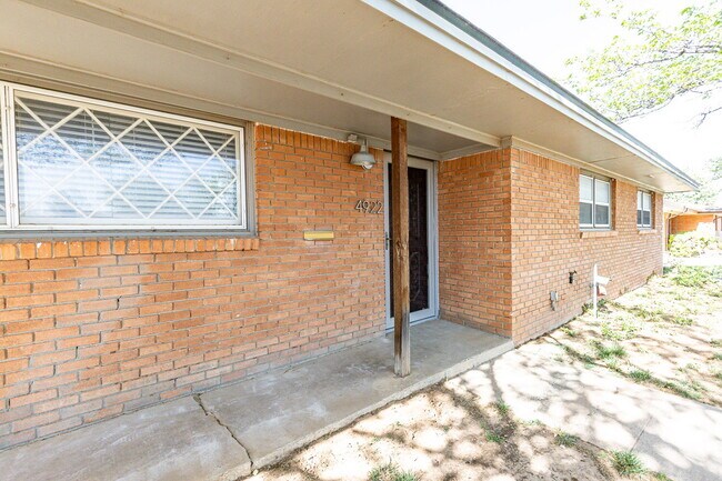 Building Photo - Newly remodeled 3/2/2 in north Lubbock!  M...