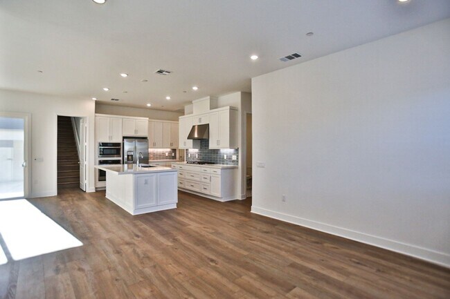 Building Photo - 5 Bedroom SFR in Irvine