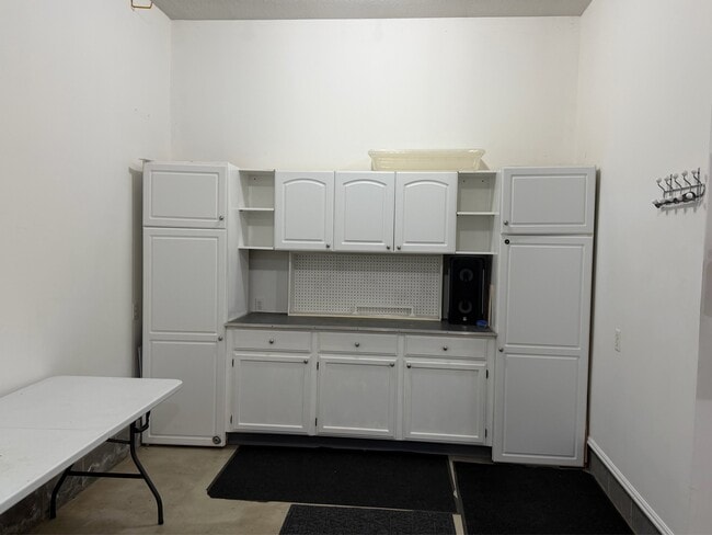 Building Photo - 233 S Bayshore Dr