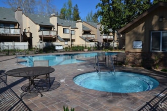 Building Photo - This beautifully maintained upstairs unit ...