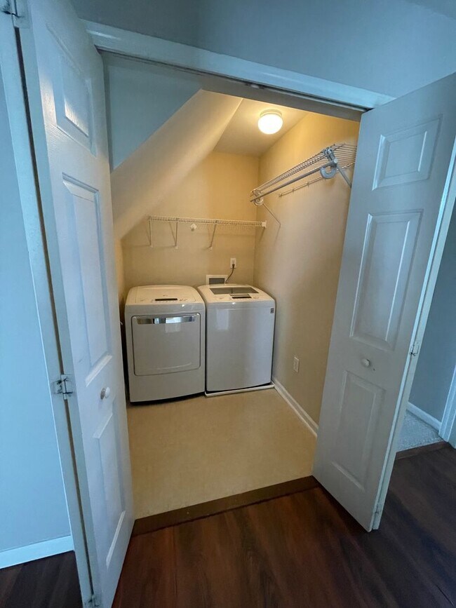 Building Photo - Lovely 3 Bedroom 2.5 bath Home in Bridges Estates, walking distance to Bridgeway Station!!